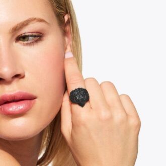 Anillo pequeño con águila pavé