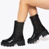 Botines Chelsea con tachuelas