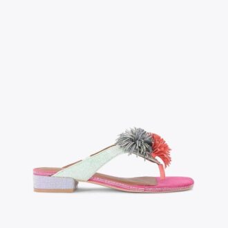 Sandalias planas con barra en T y pompones