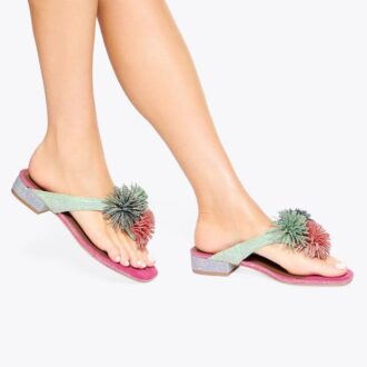 Sandalias planas con barra en T y pompones