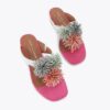 Sandalias planas con barra en T y pompones Sandalias planas con barra en T y pompones