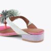 Sandalias planas con barra en T y pompones Sandalias planas con barra en T y pompones