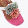 Sandalias planas con barra en T y pompones Sandalias planas con barra en T y pompones